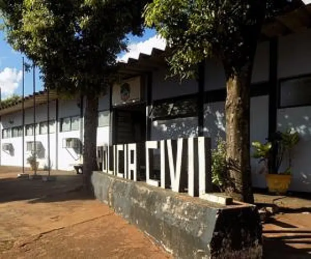 Com faca, vizinho faz ameças de morte e diz mandar na vila em Jardim