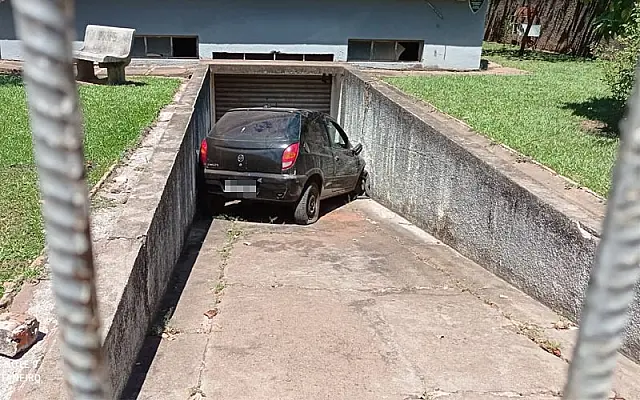 Motorista perde controle e carro vai parar dentro do INSS de Aquidauana