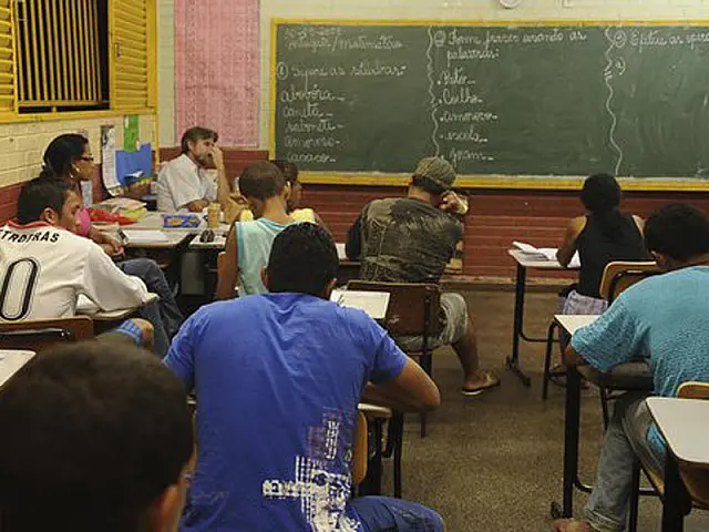 MEC quer "acelerar" jovens atrasados na escola