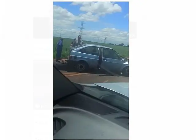 Acidente deixa carro destruído e interdita parcialmente pista na BR-262