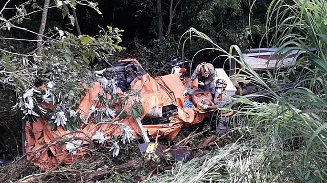 Freios falham e caminhão capota na MS-423, em Rio Verde