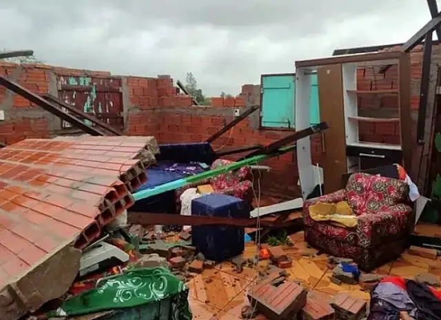 No Paraguai, tornado derrubou casas inteiras, matou criança e deixou 18 feridos