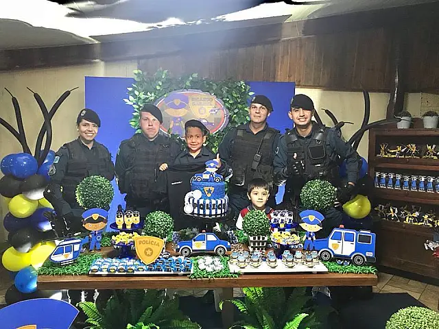PM faz surpresa em aniversário de menino apaixonado pela polícia