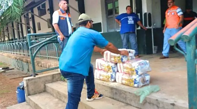 Defesa Civil leva cestas básicas e mantas para população atingida pelas chuvas