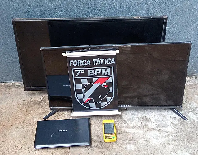 Equipe da Força Tática do 7º BPM prende uma mulher por tráfico