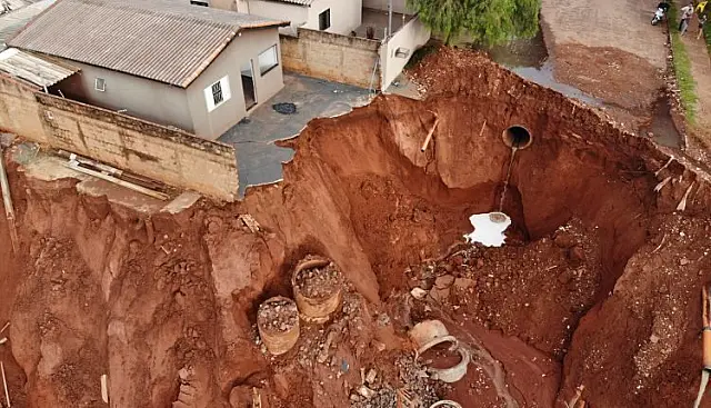 Governo repassa R$ 500 mil para obra em cratera que quase engoliu casas
