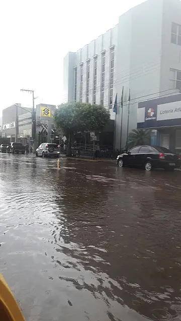 Temporal surpreende lojistas e ruas do centro ficam alagadas