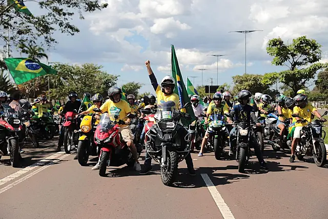 Motociata em apoio a Bolsonaro reúne mais de 500 motociclistas na Capital