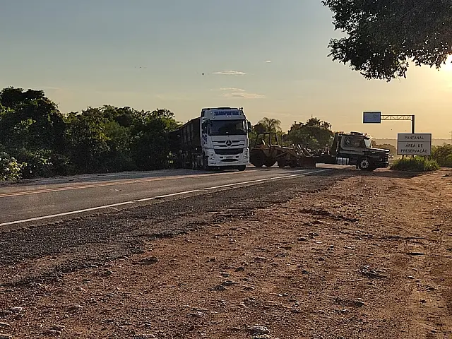 Carreta fica atravessada na BR-262 e tumultua trânsito próximo a Anastácio