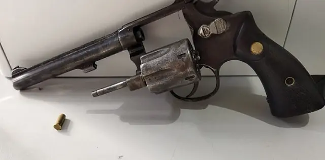 Mulher aponta arma para marido e tenta ferir filha com martelo