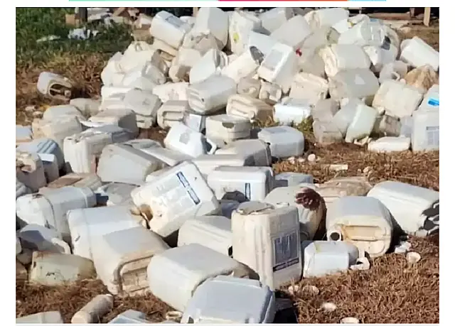 Dono de chácara se torna réu por jogar mil frascos de agrotóxicos a céu aberto