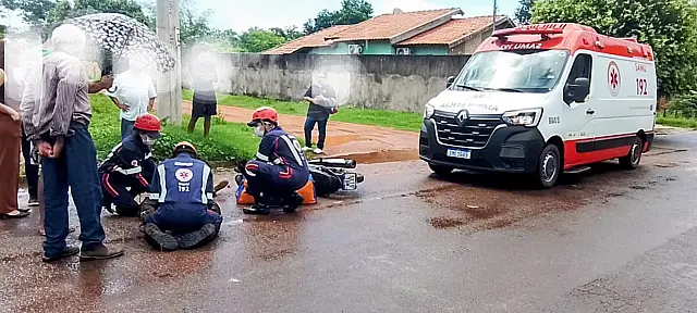 Motociclista é socorrido com dores no peito após colisão com carro em Anastácio