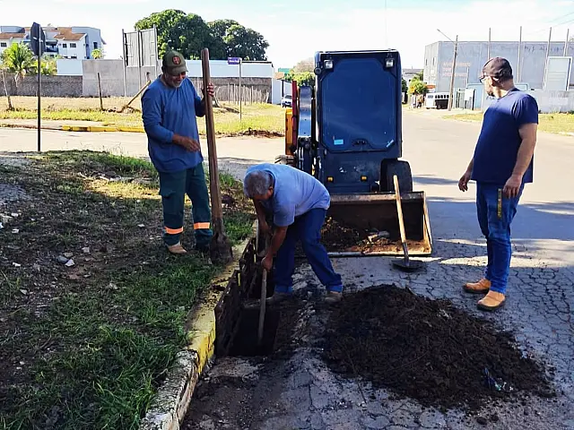 Prefeitura de Bonito realiza limpeza de bocas de lobo em ruas para prevenir alagamentos