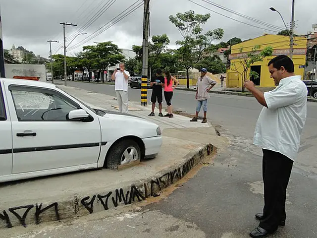 Carro cimentado em calçada após discussão vira atração turística