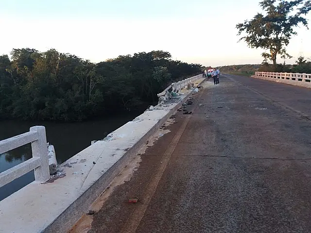 Bombeiros resgatam corpos de mãe e filha que caíram no rio Vacaria após acidente