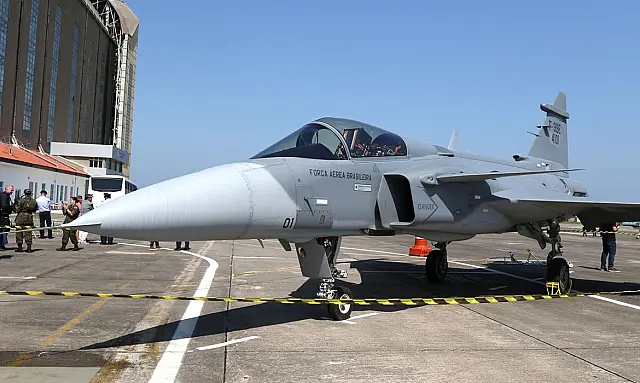 Embraer inaugura linha de produção de caças Gripen