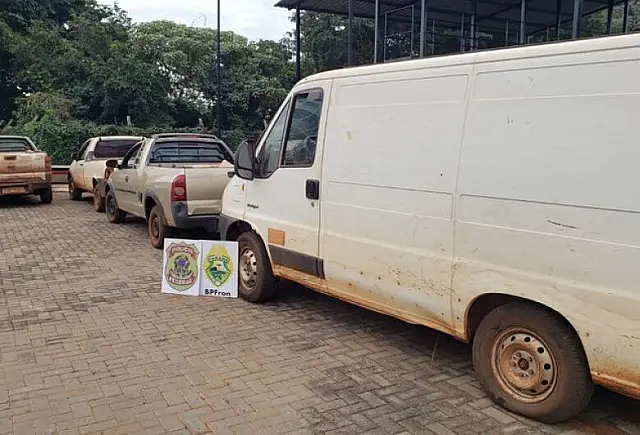 Comboio de veículos com contrabando é apreendido na fronteira