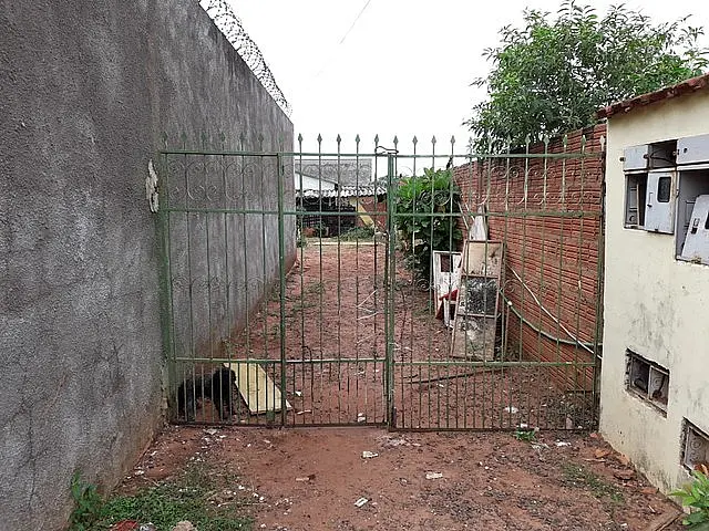 Alcoolizado, irmão joga água quente no outro e briga acaba com um deles esfaqueado no pescoço