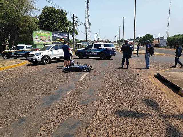 Moto invade preferencial e causa acidente na avenida Pantaneta