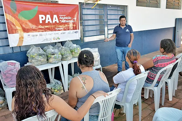 Famílias atendidas pelo CRAS I recebem cestas de hortifrutis em Aquidauana
