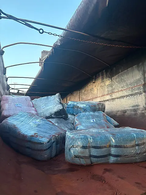 PRF encontra 434,7 quilos de drogas ocultos em carga de minério na BR-262