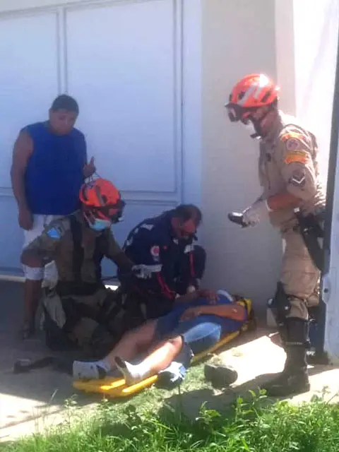 Moto bate em caminhão e piloto e passageiro ficam feridos em Corumbá