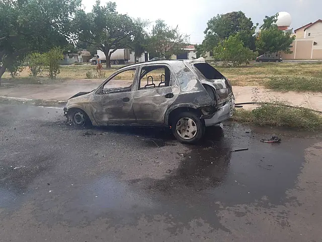 Carro fica destruído após incêndio no bairro Aeroporto