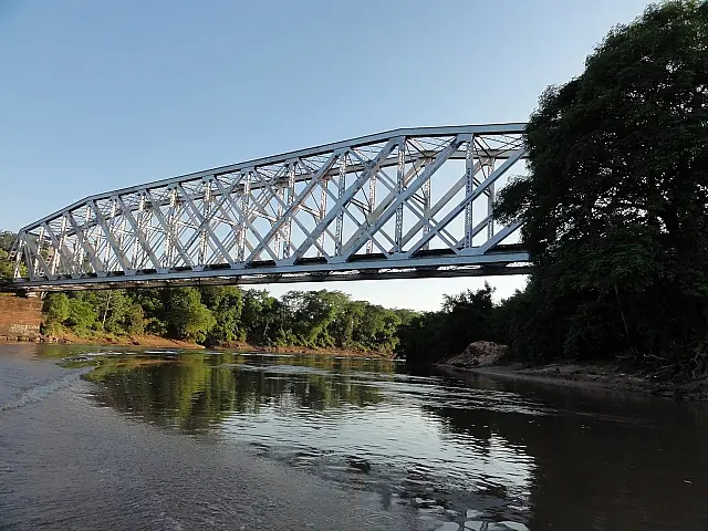 Homem é jogado por 'amigos' no rio Aquidauana e segura em galhos para não se afogar