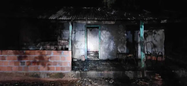 Casa é atingida por incêndio durante a madrugada em Anastácio