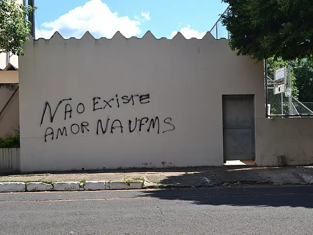 Desilusão? Pichador reclama que 'não existe amor' em universidade de Aquidauana