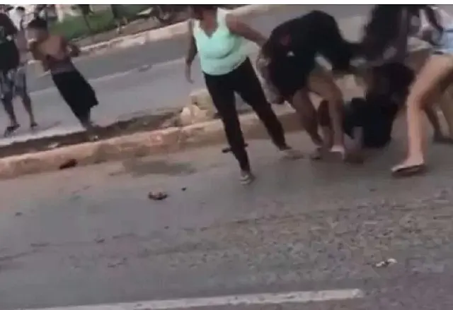 Amiga ataca outra com garrafa quebrada após mensagem de namorado