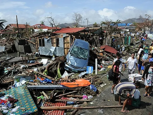 Supertufão 'Haiyan' pode ter matado 10 mil nas Filipinas, estima a polícia