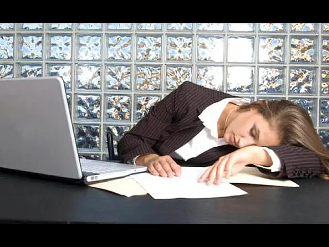 Falta de sono interfere mais na produtividade do que o álcool