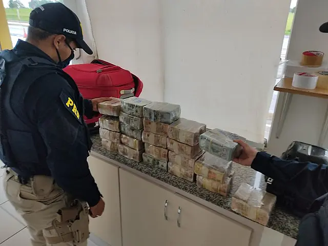 PRF apreende cerca de R$ 3 milhões escondidos com passageiro de ônibus em MS