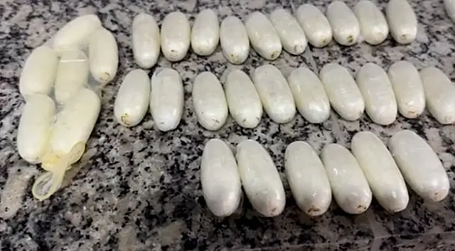 Mulher é presa com cápsulas de pasta base de cocaína na fronteira