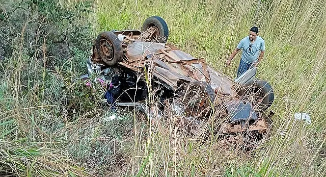 Mulher morre após batida e capotamento na BR-463