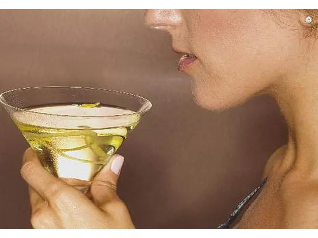 Brasileiros bebem em média 6,9 litros de álcool por ano