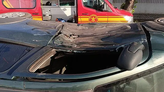 Carro tomba após batida em cruzamento de Corumbá