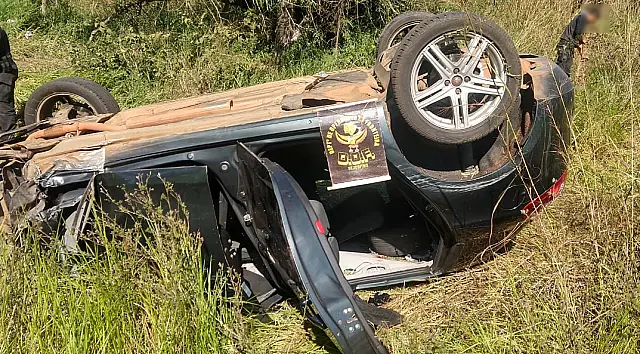 Motorista tenta escapar da polícia com carro roubado e destrói veículo