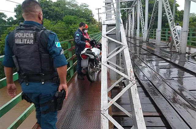 Mulher perde controle de motocicleta enquanto atravessava a 'ponte velha'