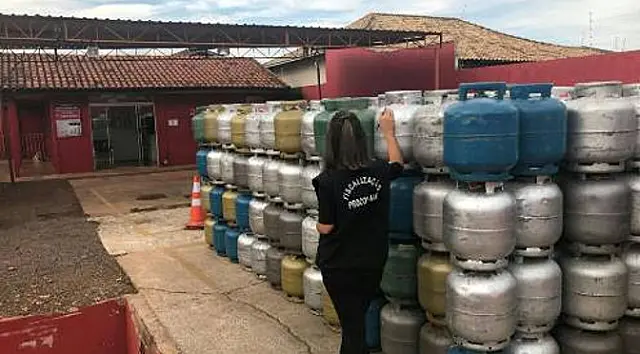 Procon-MS e Decon fecham estabelecimentos e autuam revendas ilegais de gás de cozinha