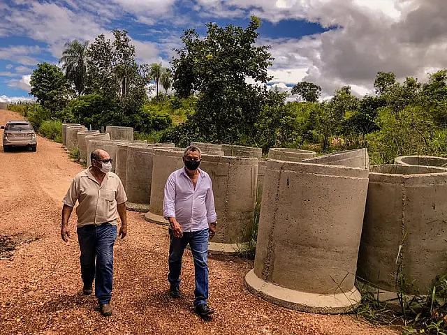 Prefeito de Miranda inicia obras de drenagem em estrada de assentamento