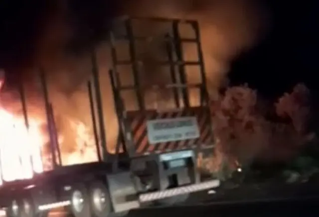 Carretas pegam fogo após colisão frontal na rodovia BR-262