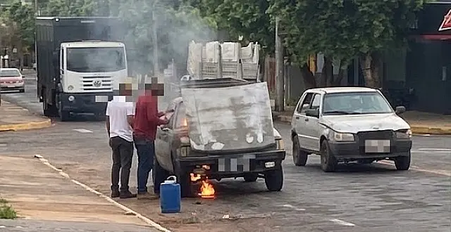 Incêndio em veículo assusta e mobiliza populares em Aquidauana