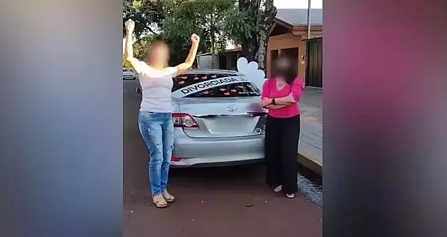 Recém-divorciada festeja liberdade com adesivo e vídeo de felicidade
