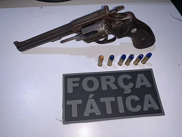 Homem atira em casa com mulher e cinco crianças em Corumbá