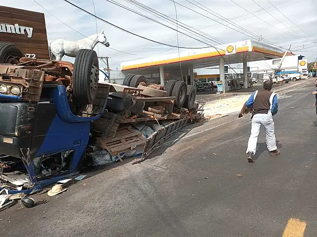 Caminhão sem freio causa acidente em Camapuã