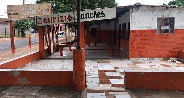 Sob protesto, oficial de justiça cumpre ação de reintegração posse na região da linha ferroviária