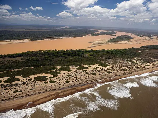 Com lama tóxica no mar do ES, prefeitura interdita praias