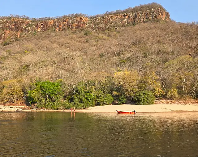 Buscas por jovem que se afogou no rio Aquidauana entram no 2º dia